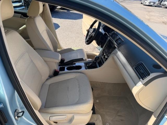 Volkswagen Passat 2.0L TDI SE MT 2013