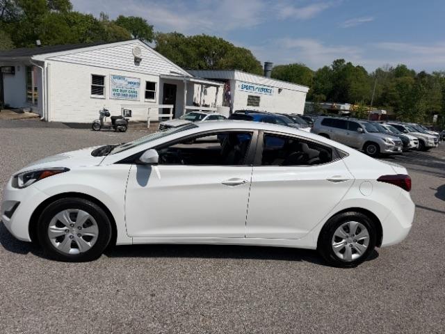 Hyundai Elantra SE 6AT 2016