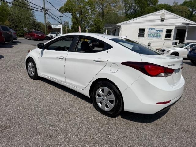 Hyundai Elantra SE 6AT 2016