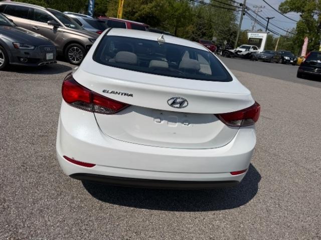 Hyundai Elantra SE 6AT 2016