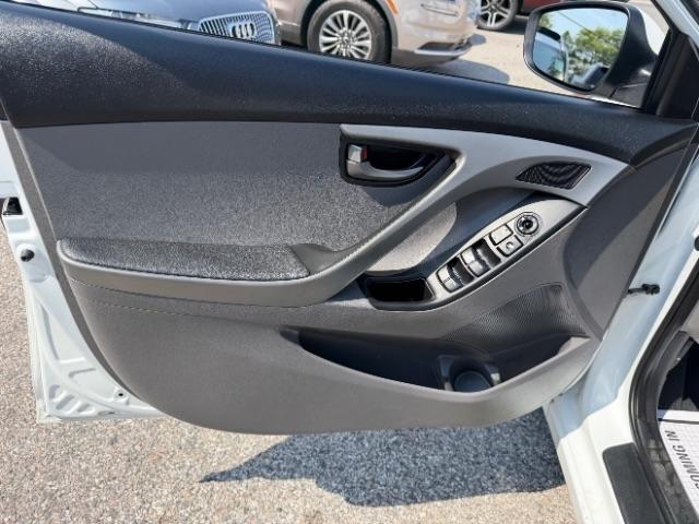 Hyundai Elantra SE 6AT 2016