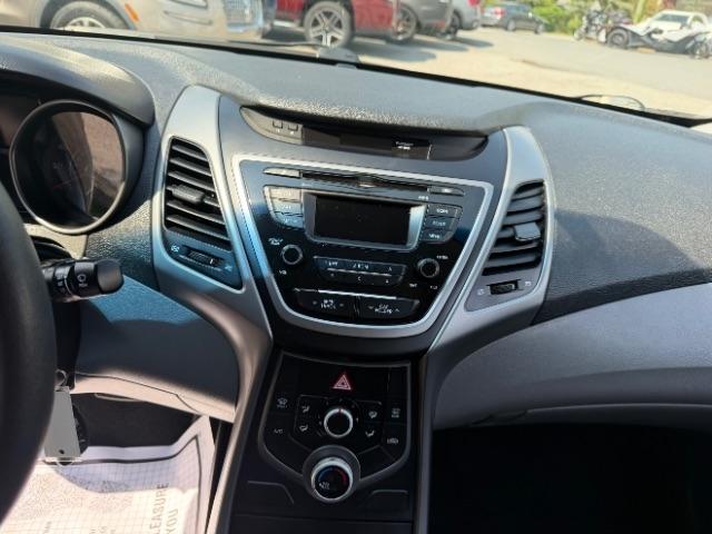 Hyundai Elantra SE 6AT 2016