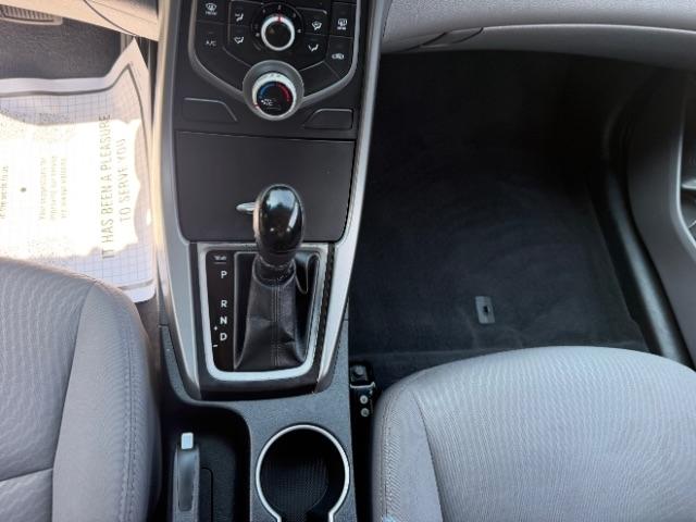 Hyundai Elantra SE 6AT 2016