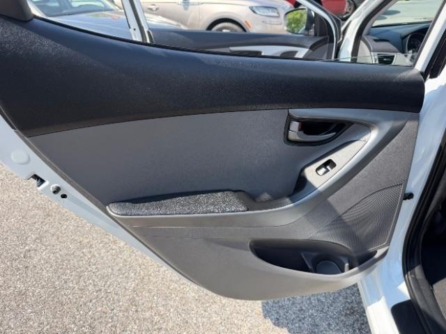 Hyundai Elantra SE 6AT 2016