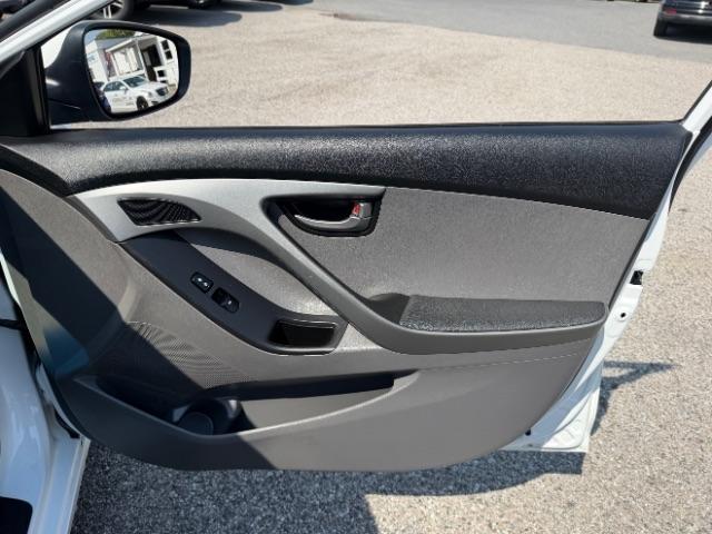 Hyundai Elantra SE 6AT 2016