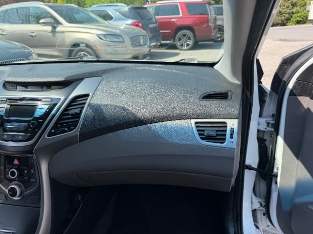 Hyundai Elantra SE 6AT 2016