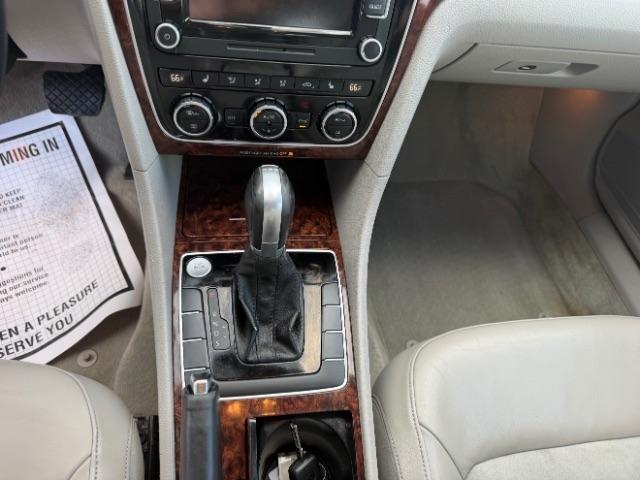 Volkswagen Passat 2.0L TDI SEL2 2012