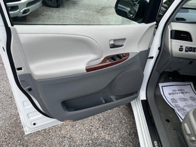 Toyota Sienna Limited AWD 7-Passenger V6 2014