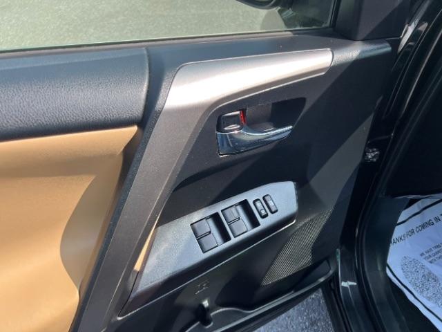 Toyota RAV4 Hybrid XLE 2016