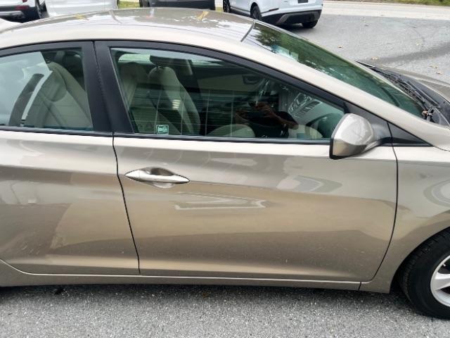 Hyundai Elantra SE 6AT 2015