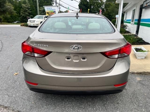Hyundai Elantra SE 6AT 2015