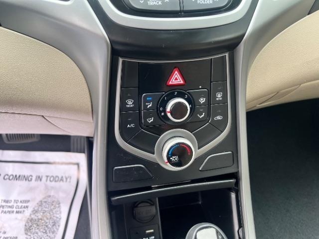 Hyundai Elantra SE 6AT 2015