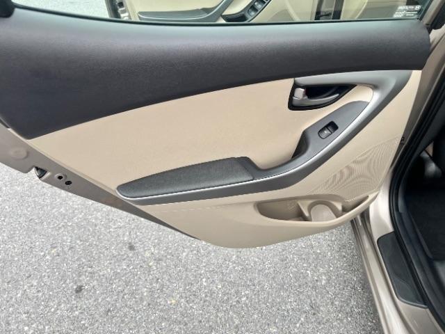 Hyundai Elantra SE 6AT 2015