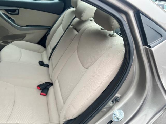 Hyundai Elantra SE 6AT 2015