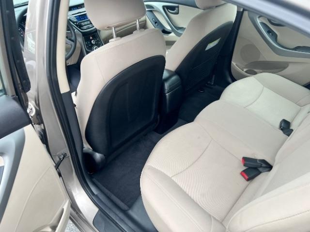 Hyundai Elantra SE 6AT 2015