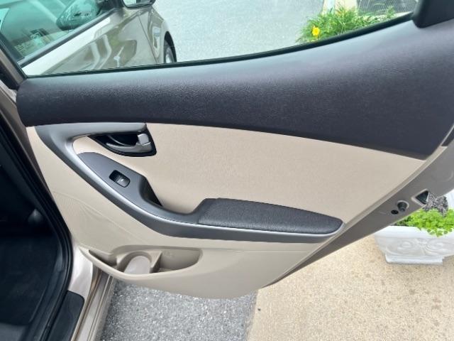 Hyundai Elantra SE 6AT 2015