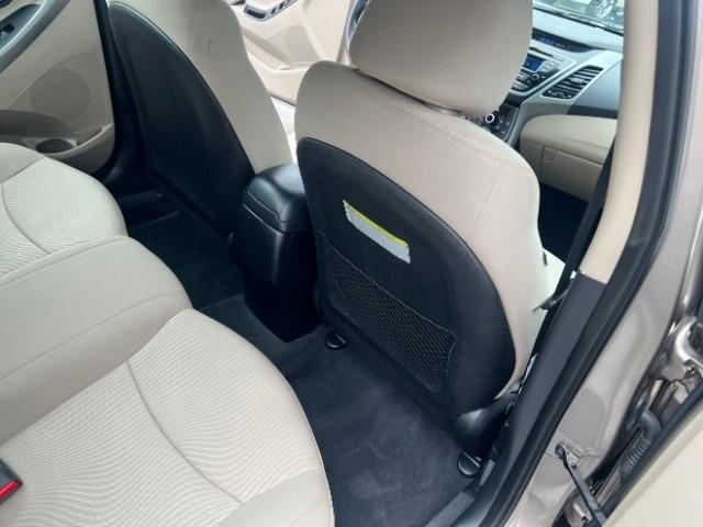 Hyundai Elantra SE 6AT 2015