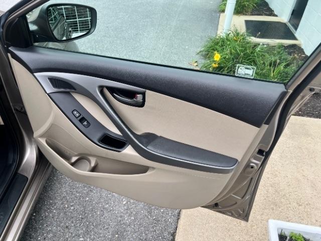 Hyundai Elantra SE 6AT 2015
