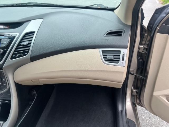Hyundai Elantra SE 6AT 2015