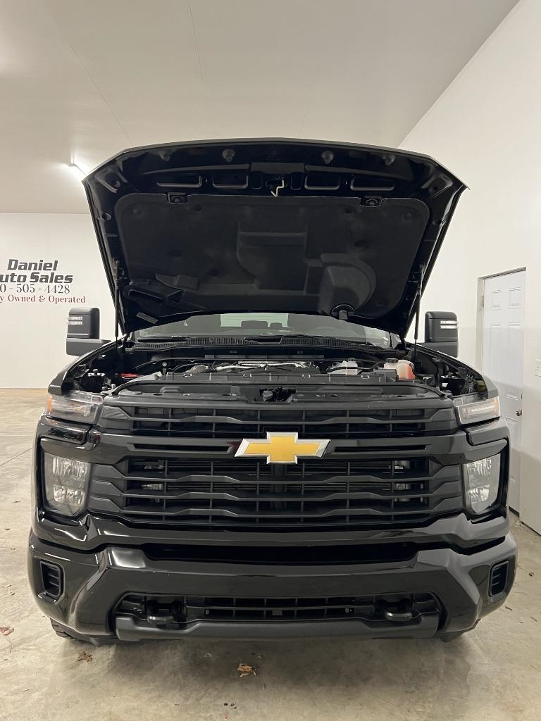 Chevrolet Silverado 2500HD Custom Crew Cab Long Box 4WD 2024