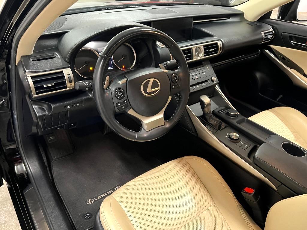 Lexus IS 250 RWD 2015
