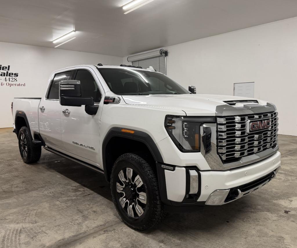 GMC Sierra 2500HD Denali Crew Cab 4WD SB 2024