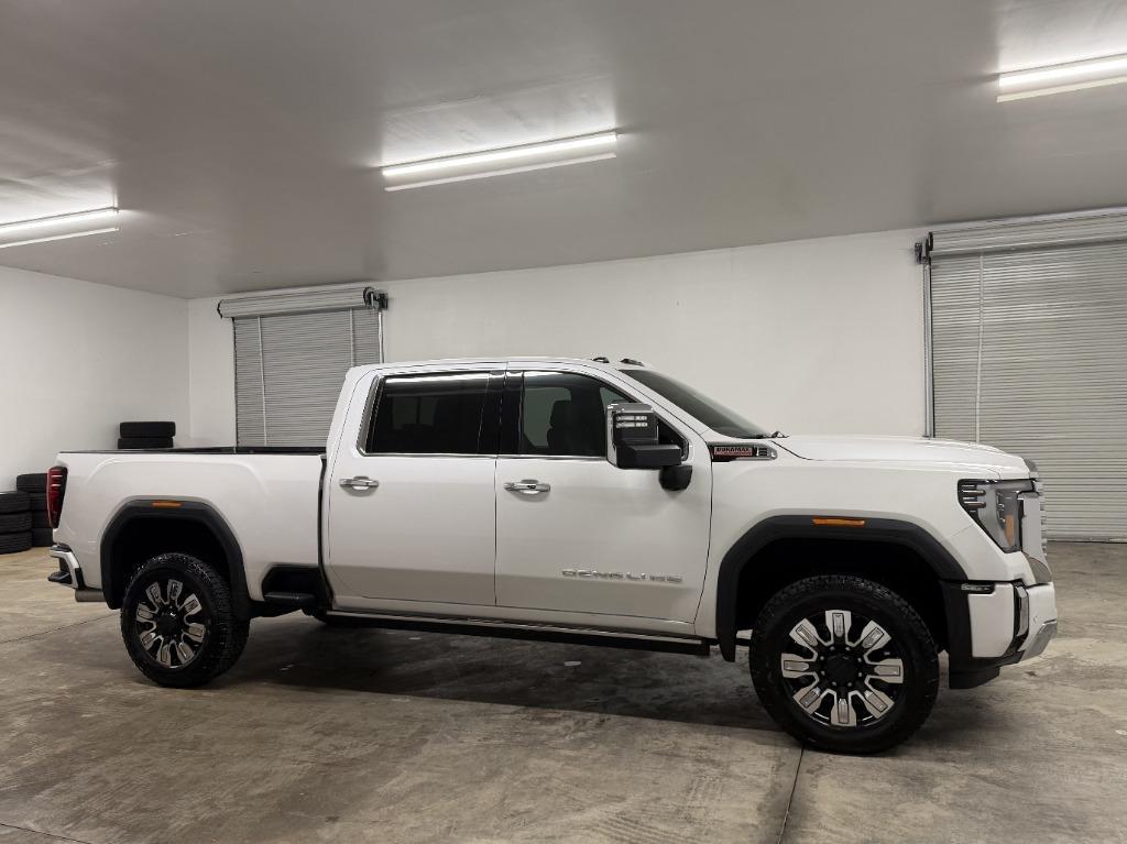 GMC Sierra 2500HD Denali Crew Cab 4WD SB 2024