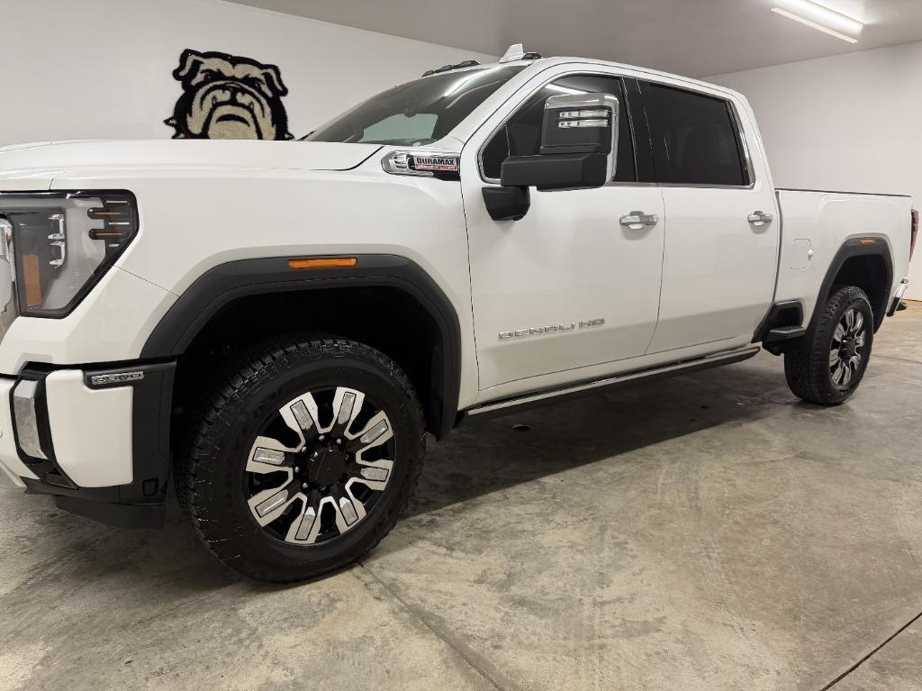 GMC Sierra 2500HD Denali Crew Cab 4WD SB 2024