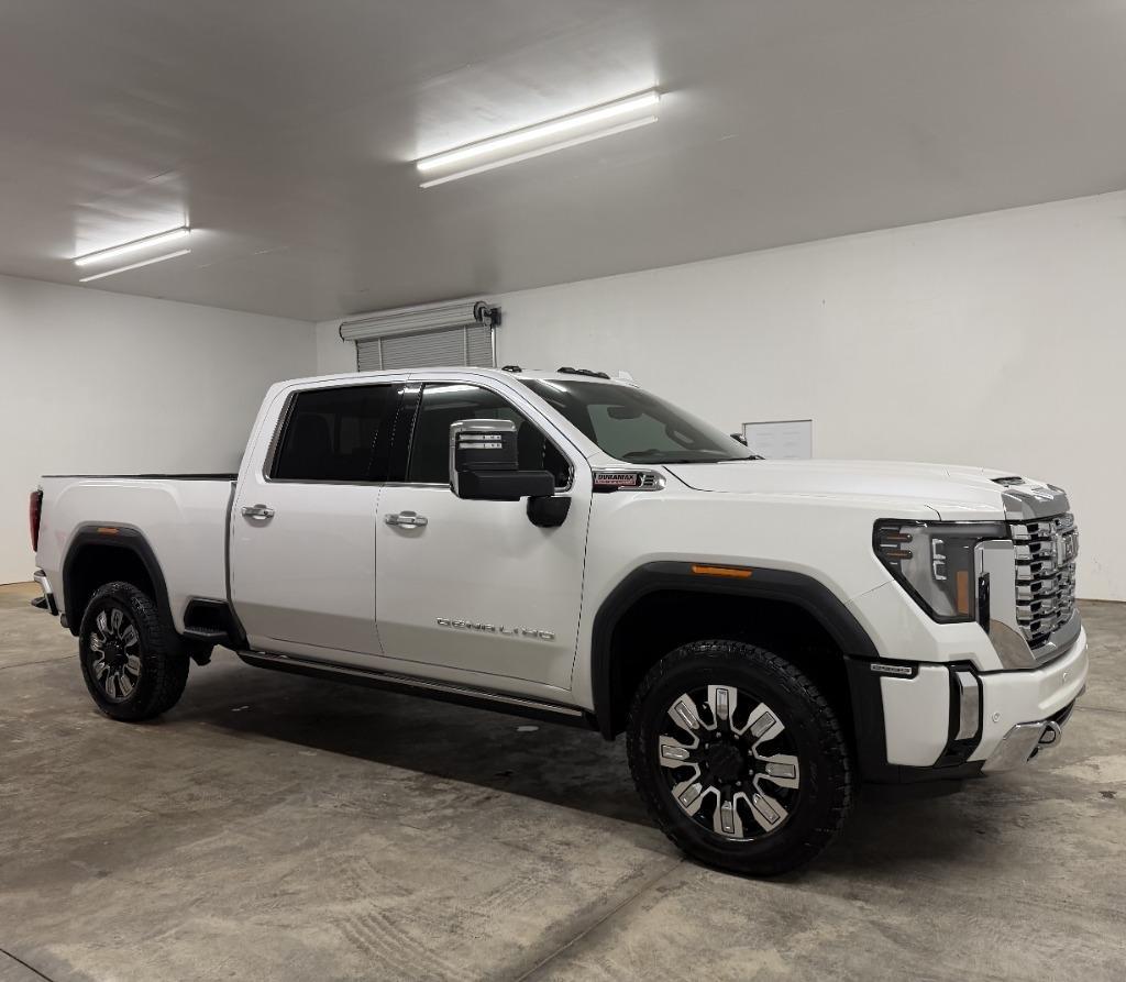 GMC Sierra 2500HD Denali Crew Cab 4WD SB 2024