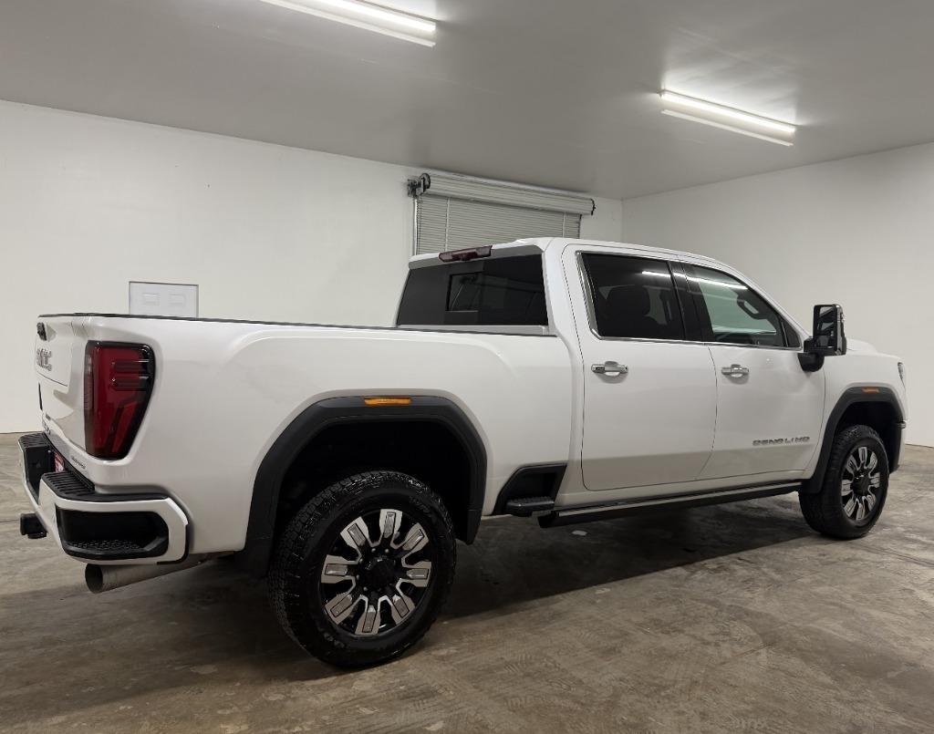 GMC Sierra 2500HD Denali Crew Cab 4WD SB 2024
