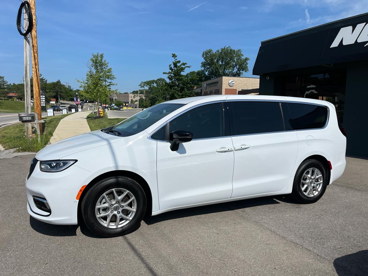 Chrysler Pacifica Touring L 2024