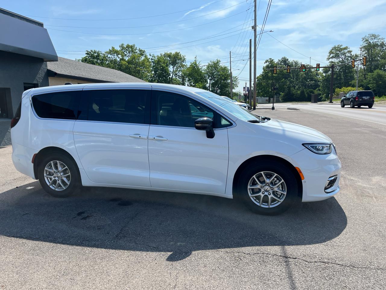 Chrysler Pacifica Touring L 2024