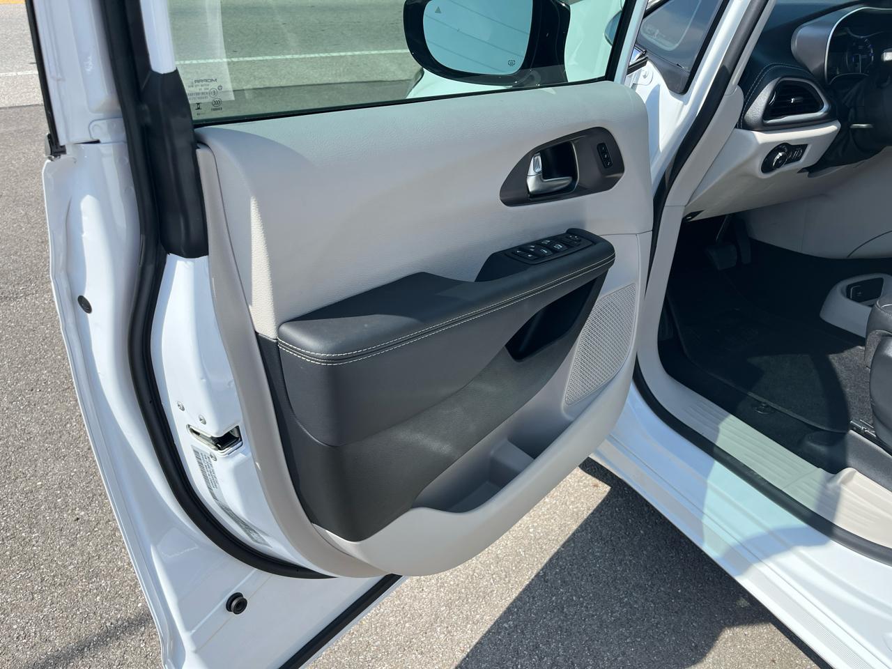 Chrysler Pacifica Touring L 2024
