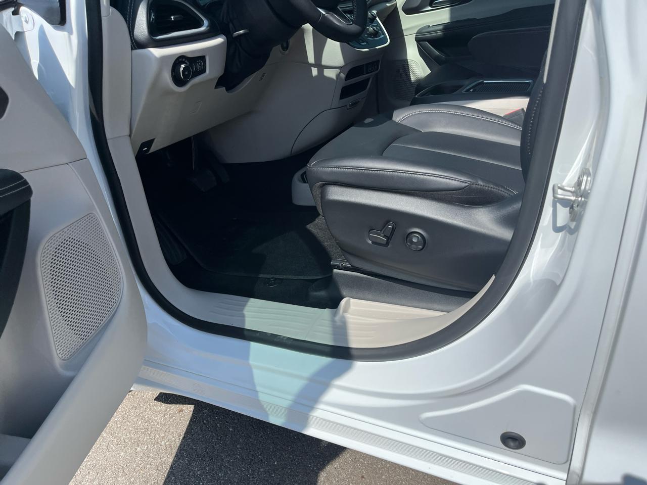 Chrysler Pacifica Touring L 2024