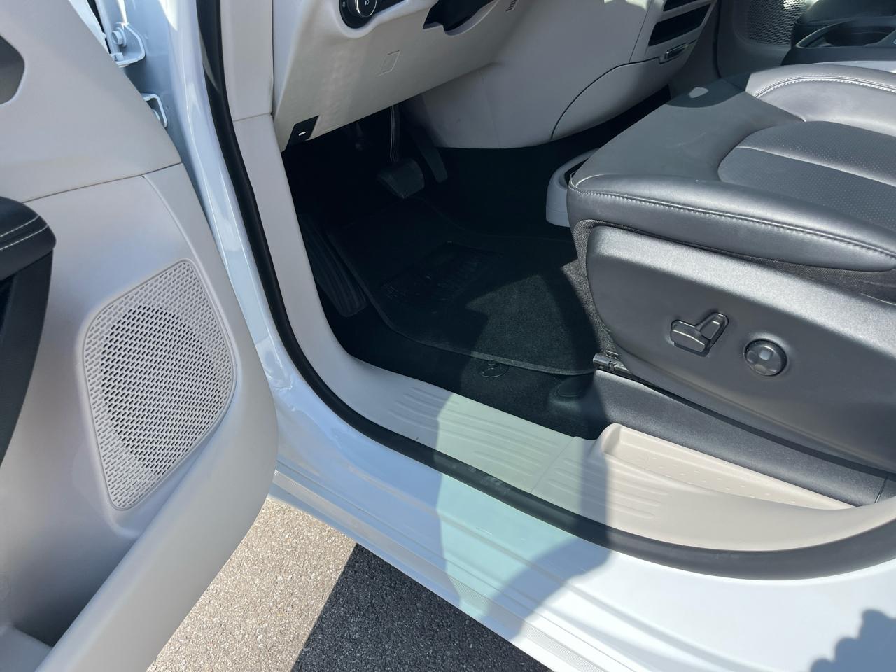Chrysler Pacifica Touring L 2024