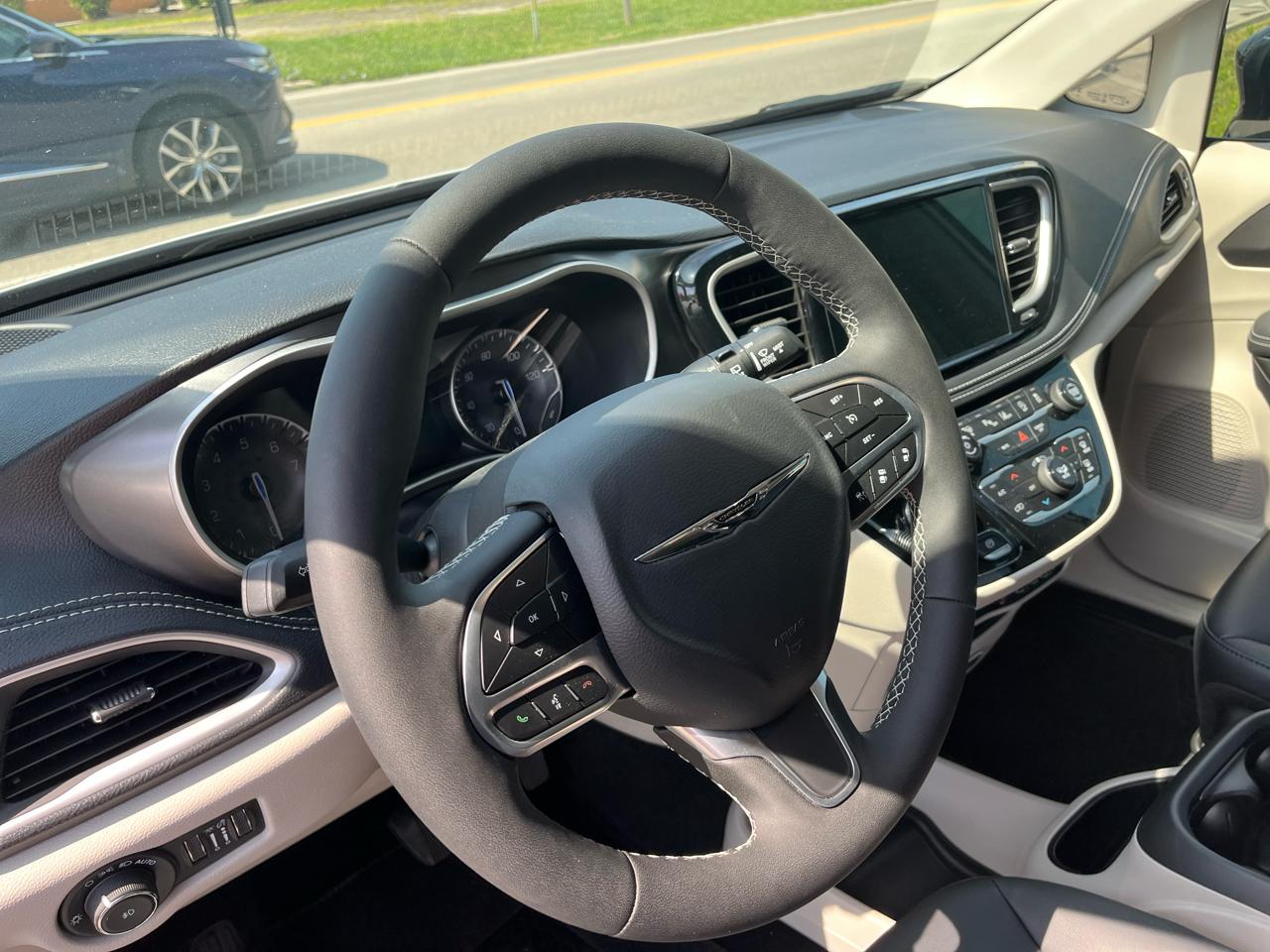 Chrysler Pacifica Touring L 2024