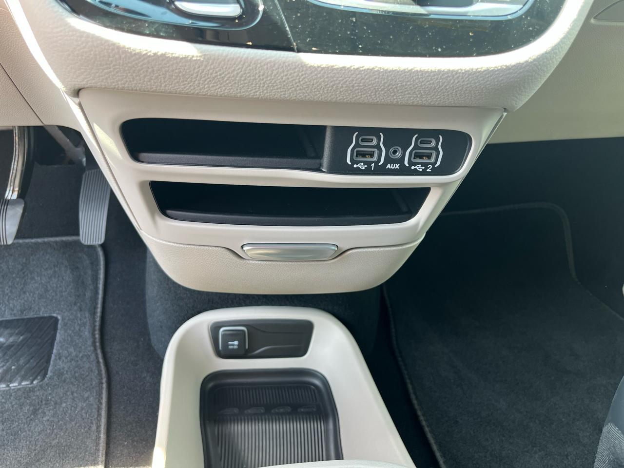 Chrysler Pacifica Touring L 2024