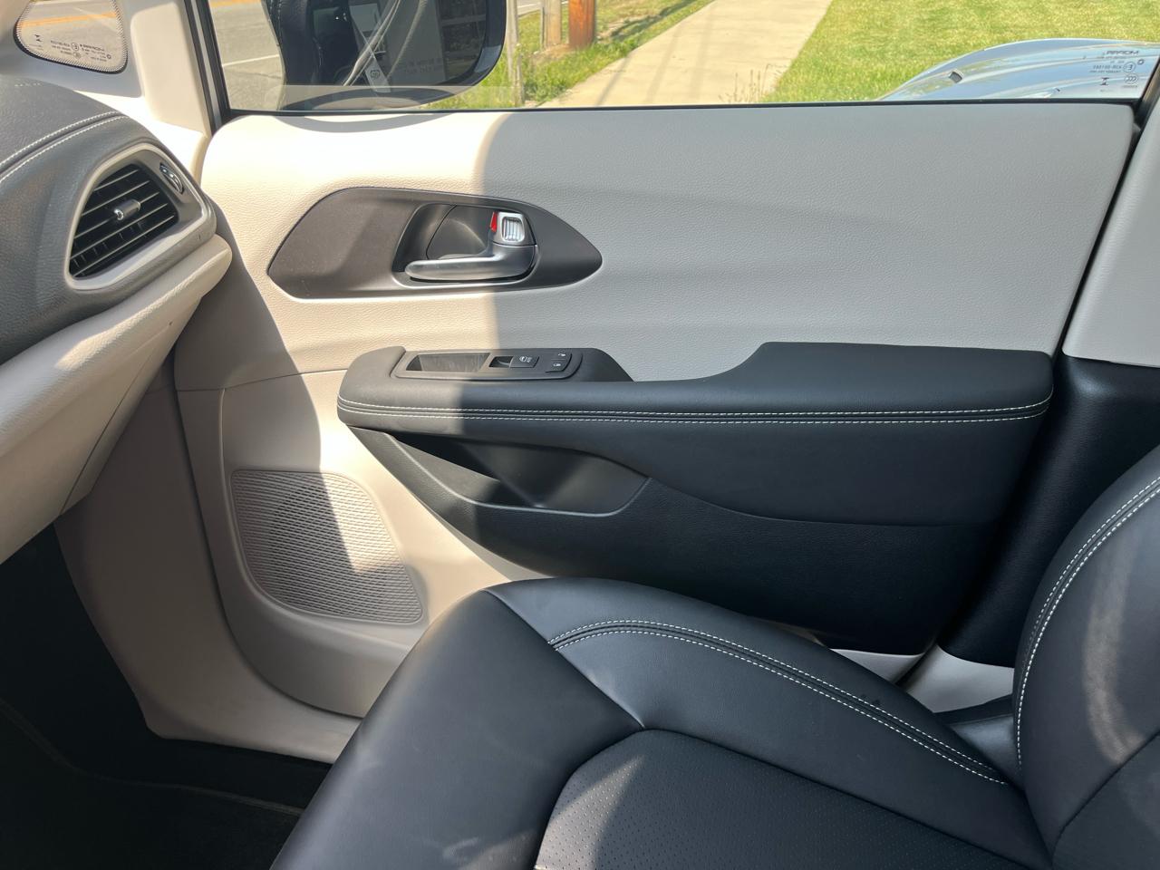 Chrysler Pacifica Touring L 2024