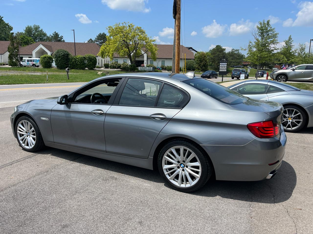 BMW 5-Series 550i 2011