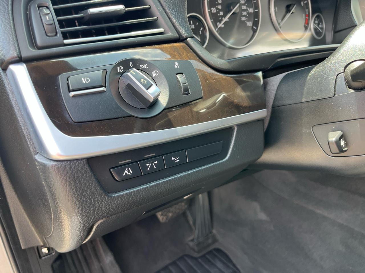 BMW 5-Series 550i 2011