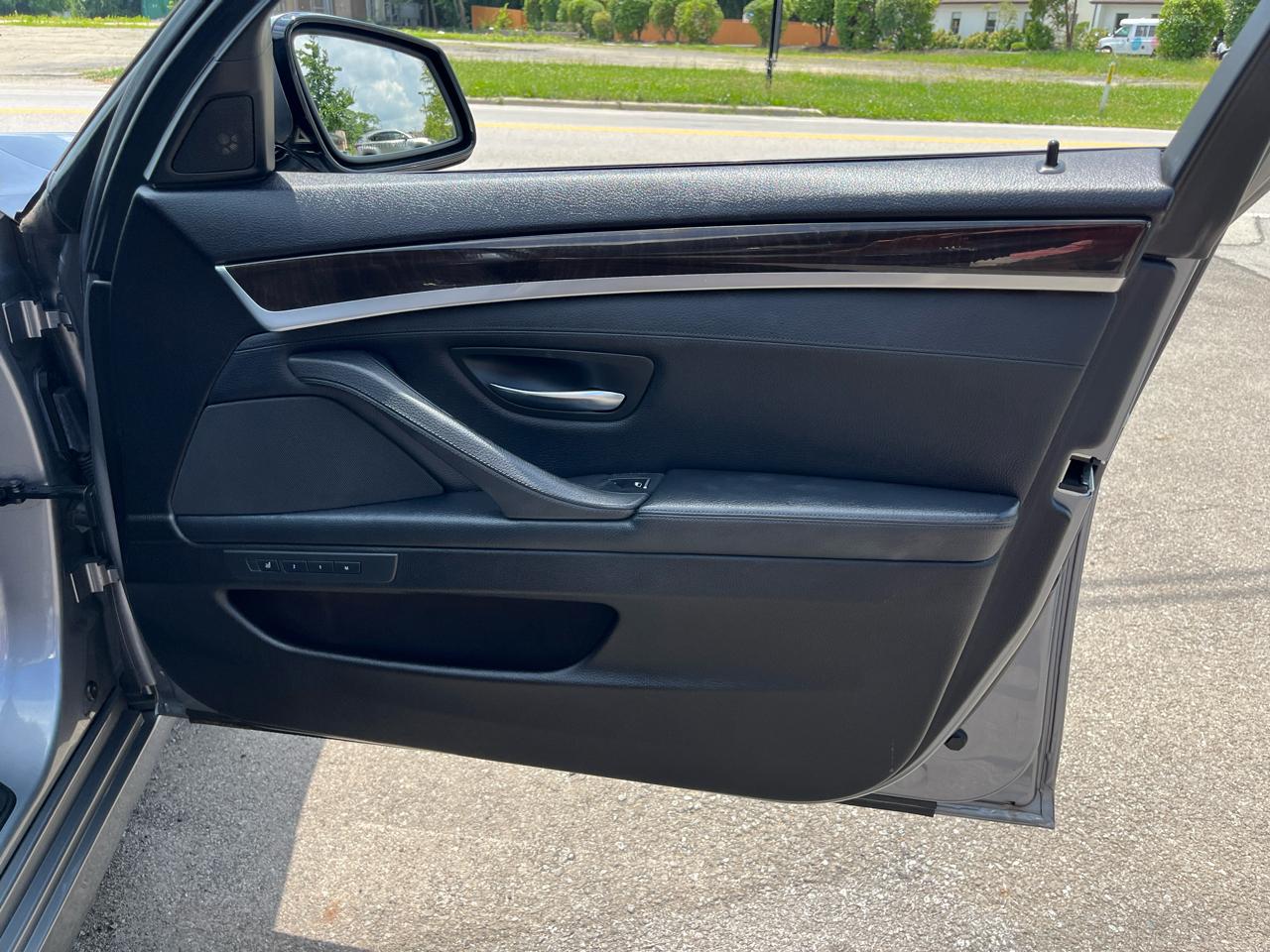 BMW 5-Series 550i 2011