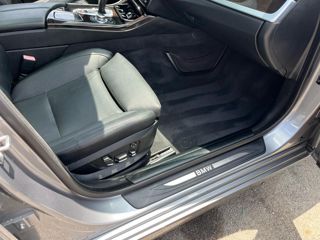 BMW 5-Series 550i 2011