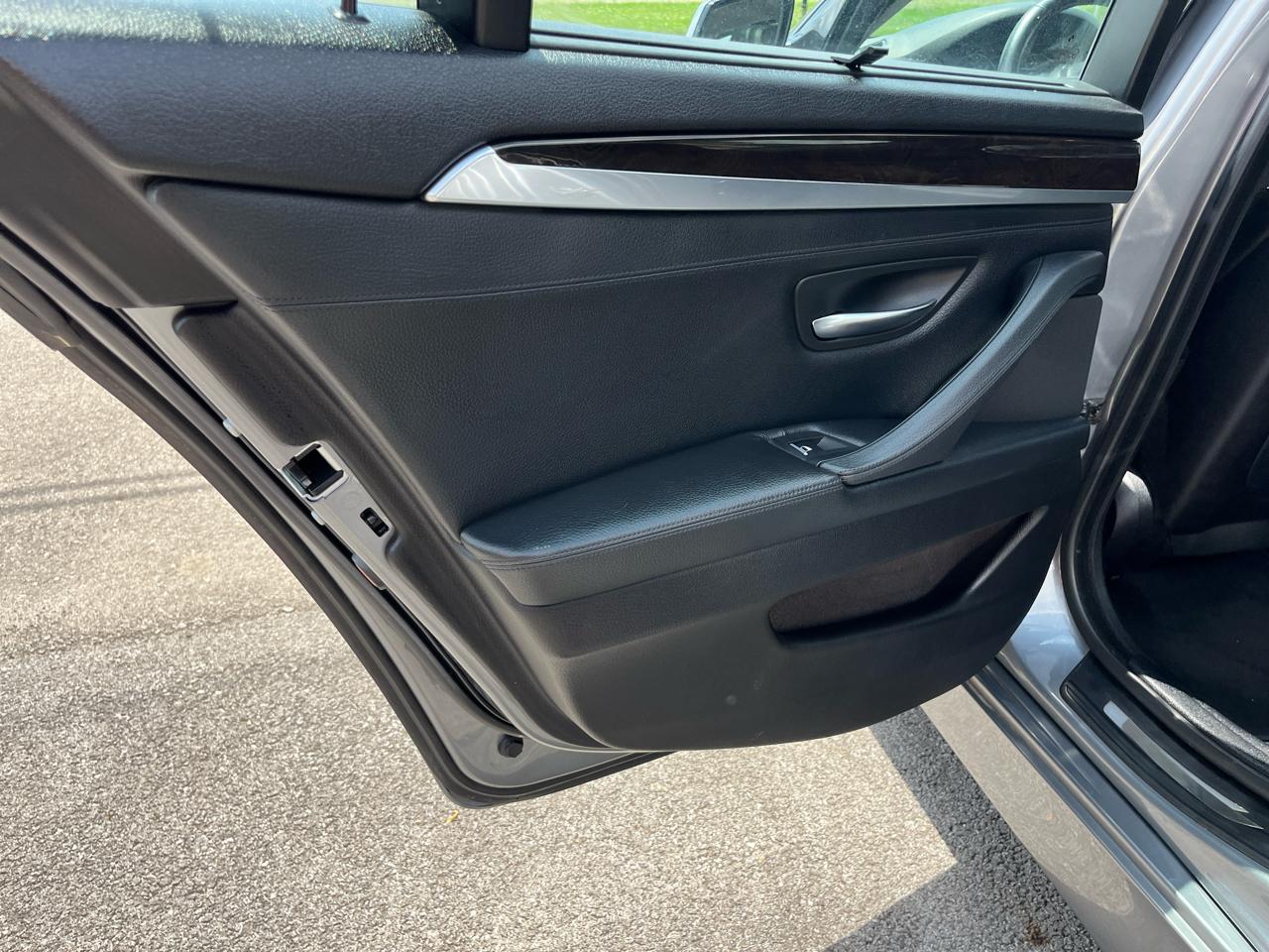 BMW 5-Series 550i 2011
