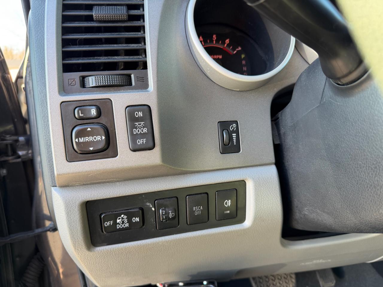 Toyota Tundra 4WD Truck Double Cab 5.7L FFV V8 6-Spd AT (Natl) 2013