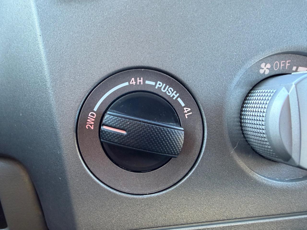 Toyota Tundra 4WD Truck Double Cab 5.7L FFV V8 6-Spd AT (Natl) 2013