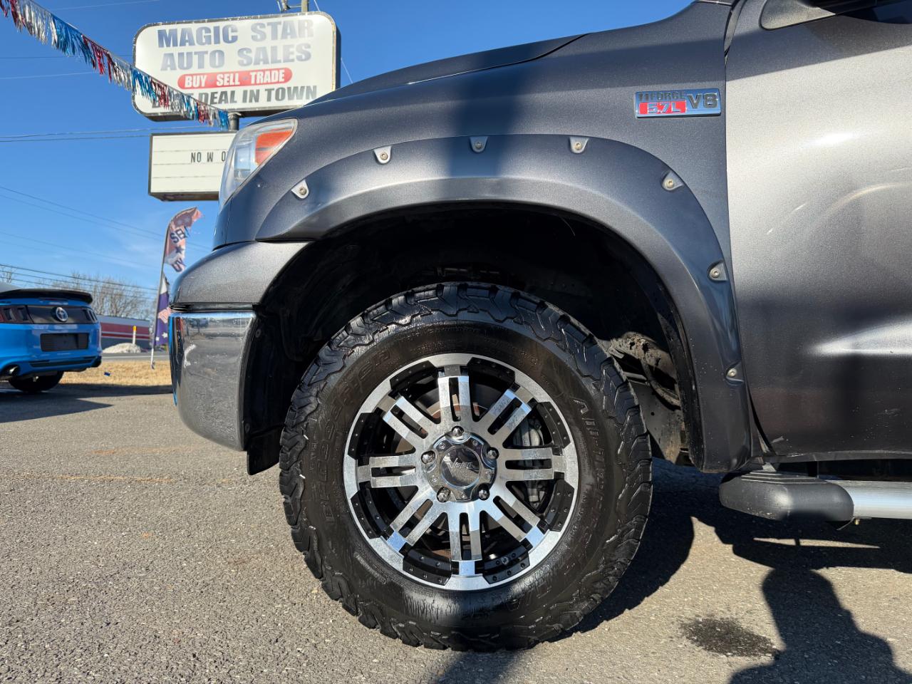 Toyota Tundra 4WD Truck Double Cab 5.7L FFV V8 6-Spd AT (Natl) 2013