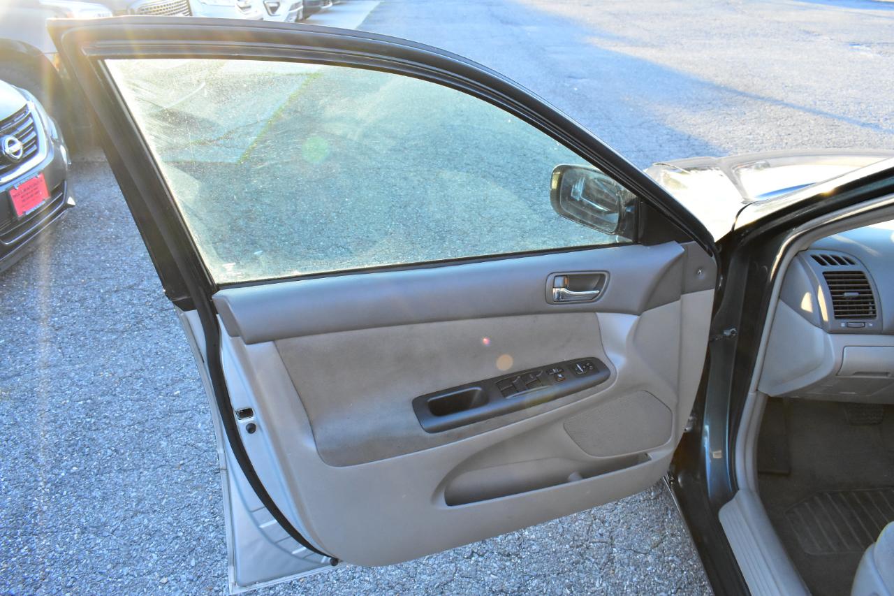 Toyota Camry 4dr Sdn XLE Auto (Natl) 2005