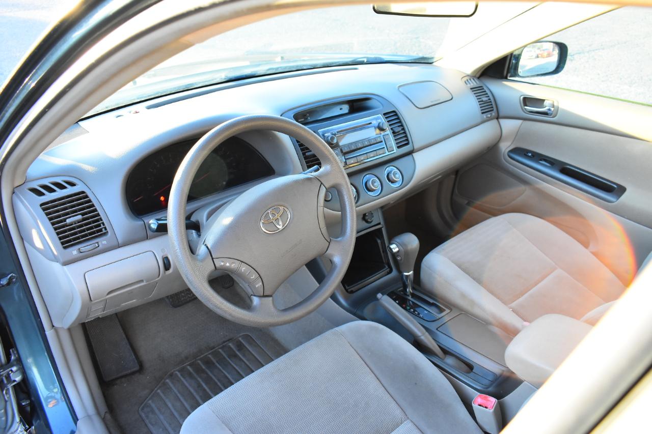 Toyota Camry 4dr Sdn XLE Auto (Natl) 2005