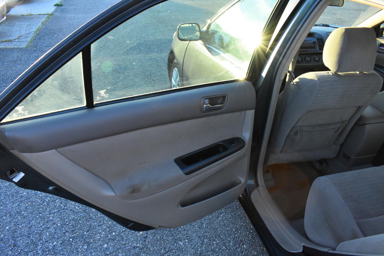 Toyota Camry 4dr Sdn XLE Auto (Natl) 2005