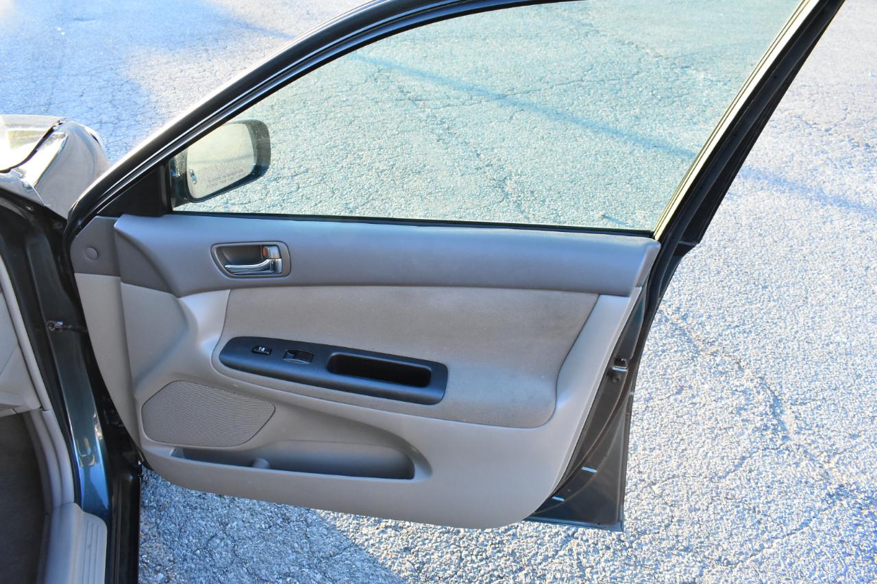 Toyota Camry 4dr Sdn XLE Auto (Natl) 2005